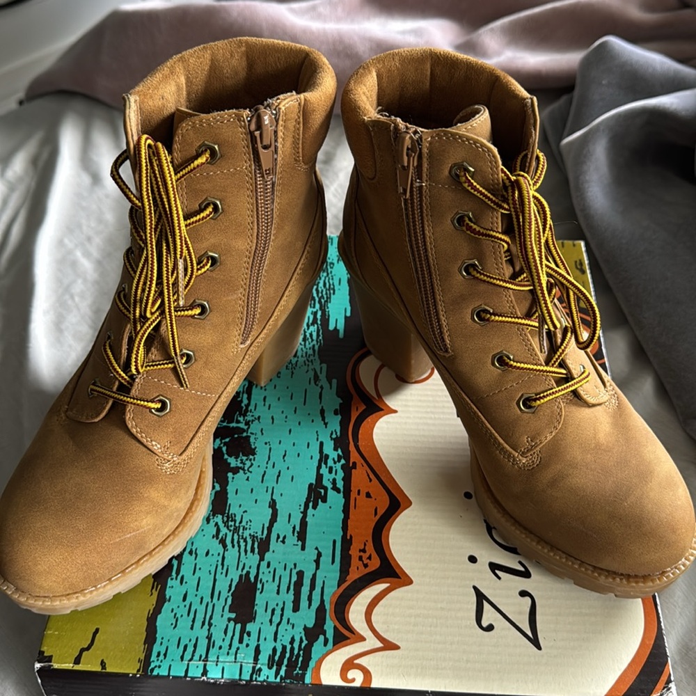 Stylish Tan Ankle Boots for Women - Picture 4 of 5